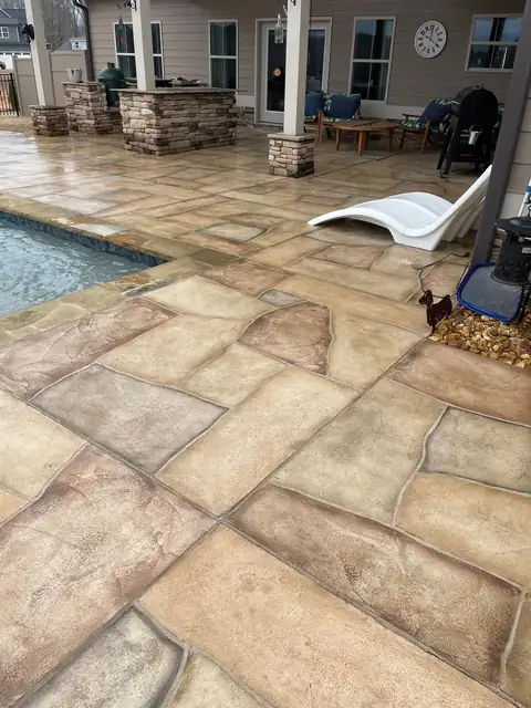 Stamped concrete pool deck in a flagstone pattern